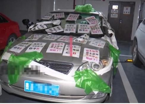 尽失|宝马停车堵通道，路人送上9张纸，网友：让你颜面尽失