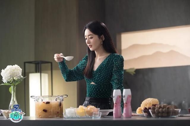  综艺节目|《中餐厅》：''赵小刀''累到崩溃流泪，颖宝的表现不如往季嘉宾？