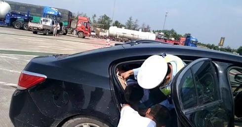  通红|安全带缠住6岁男孩脖子，孩子憋得满脸通红，交警出手了