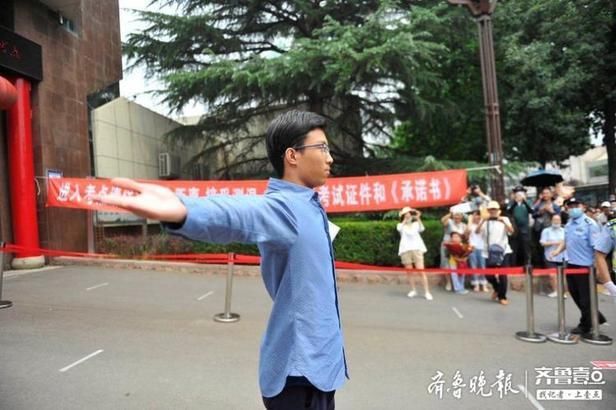  感动|感恩！一考生走出考场张开双臂向众家长深深鞠躬，感动全场