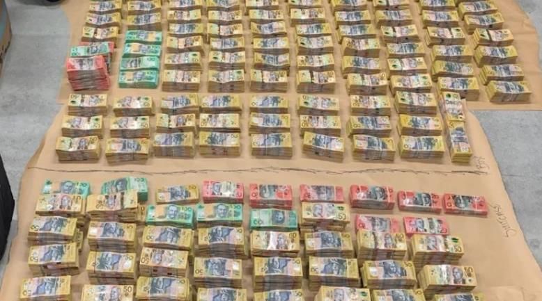  检查|交警拦车检查发现可疑手提箱，内装2100万现金被全部没收