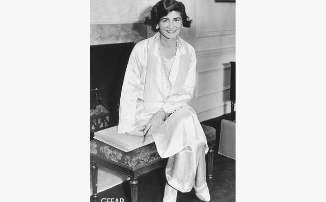 西装套装|跟Coco Chanel女士学这3件经典单品如何搭配