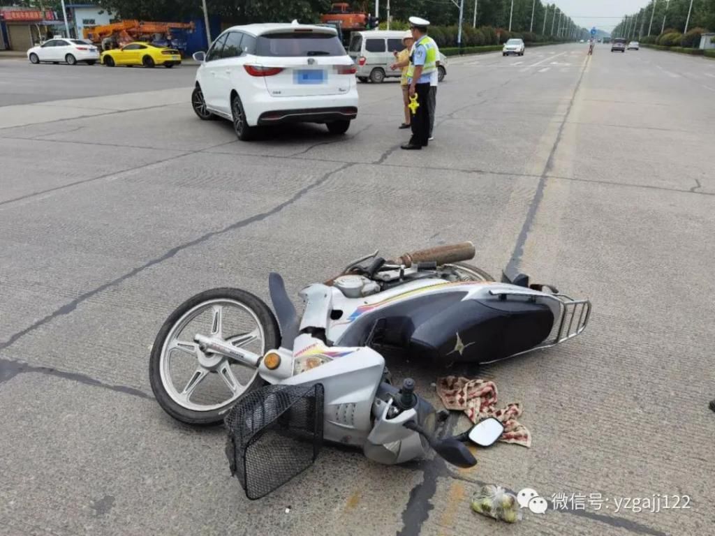  闯红灯|醉驾摩托闯红灯酿事故，不戴头盔伤自身！