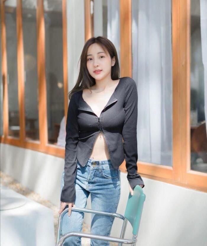  小姐姐|美女的黑色线衫，开衫设计，独具风韵