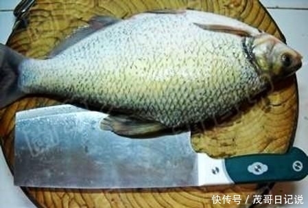 鱼含|鱼腥的“克星”是它，不是葱和姜，做鱼时加一点，鱼肉鲜嫩无腥
