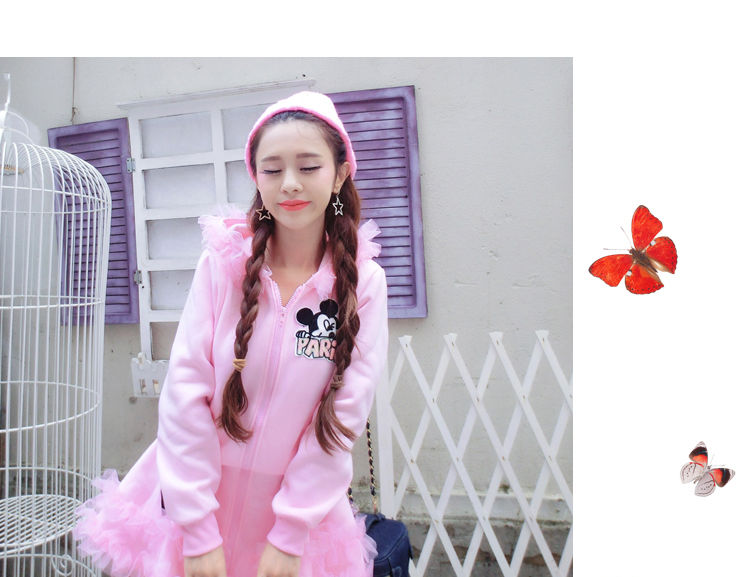  可爱|美女街拍：甜美可爱少女卡通亮片木耳边连帽长袖松紧腰修身连衣裙