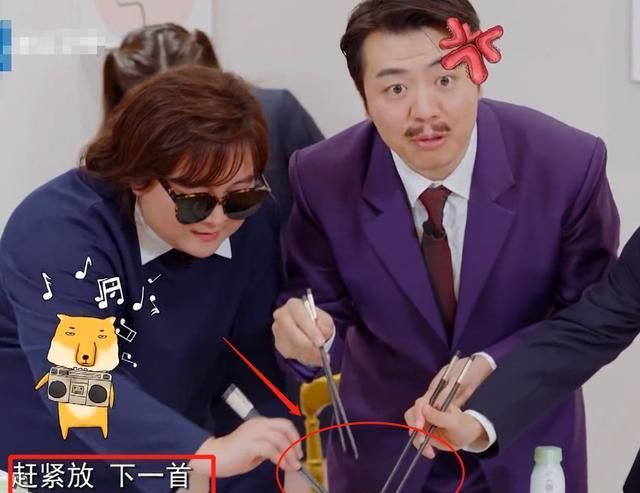  特写|嘉宾游戏奖励吃鸡，画面特写在江疏影的嘴巴，真吃假吃一望而知