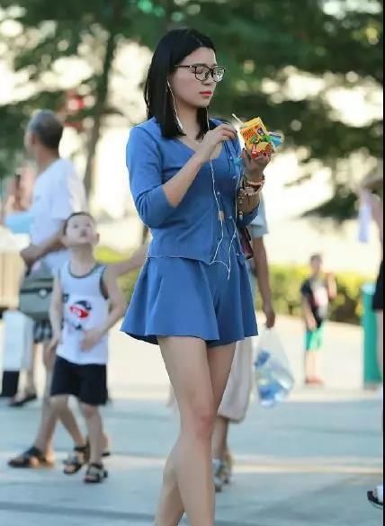  裙子|街拍：蓝色套装，这还是裙子吗？长长的秀发使整个人显得格外甜美