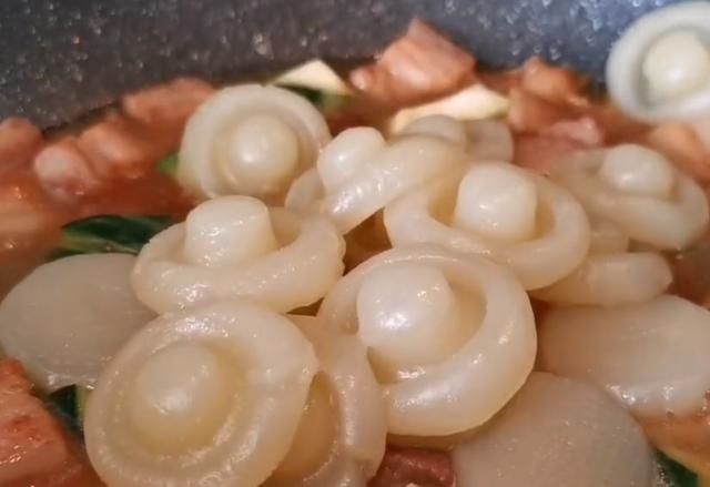  土豆|土豆别直接炒着吃，教你新吃法，加一个南瓜，上桌连汤汁都不剩