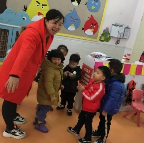  女儿|公交车上女儿喊肚子疼，妈妈低头后果断叫停司机，全车人：佩服