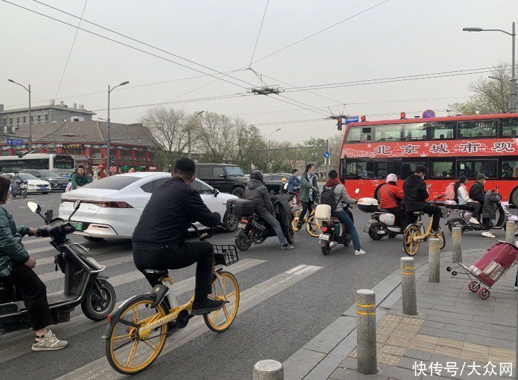 骑车不守规矩，右转车道越来越难“过”！谁之过？