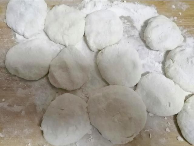  搅拌均匀|传统美食炸菜角，和面是关键，皮薄馅香，咬一口都是菜。太香了。