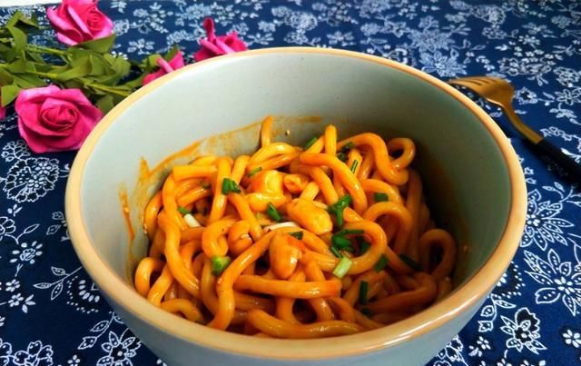  麻酱中|土豆粉里加点这个佐料，好吃到舔盘！孩子说他还可以再吃一碗