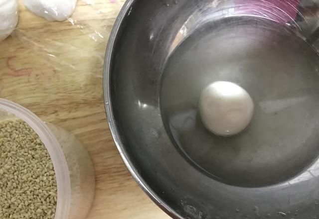  个个|炸麻团的秘诀，不加泡打粉也能个个空心，不开裂不塌陷，简单好吃