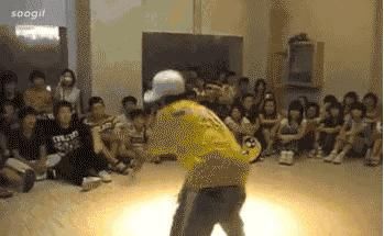  终于|买了张站票上台看《天天向上》的王一博，终于来到自己的街舞主场