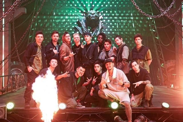  花絮|200716 王一博《这就是街舞》后台花絮公开 王队长忙里偷闲变成“王板仔”