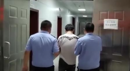  朋友|男子谎称能办入学；骗取10名家长90万元；一朋友被骗还帮着他数钱