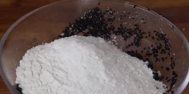 打入|黑芝麻打入2个鸡蛋,简单一做,孩子三天两头点名吃,百吃不厌