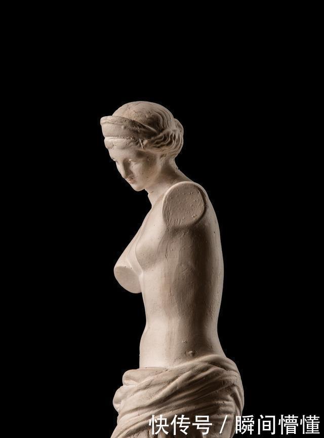 莫名其妙|史上十大愚蠢又莫名其妙的死法,李白捞月而死,笑死的国王和画家