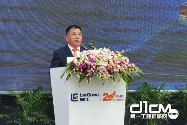 新品|“七剑下天山”丨柳工路机七款新品燃爆20周年庆典现场