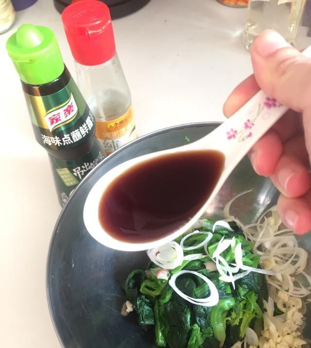  凉拌菜|夏天想要清凉解暑，凉拌菜必不可少！凉拌菠菜，味在嘴里爽到心里