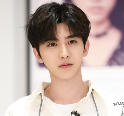  得知|蔡徐坤沦为《跑男》最惨的嘉宾，看到他得知被偷鞋垫时的表情，这也太憨了吧