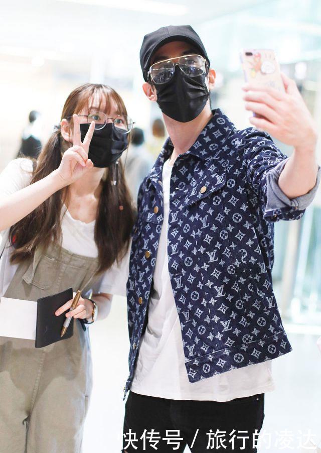 nice|李治廷与粉丝轮流自拍合影超nice 穿破洞裤配印花外套时髦吸睛