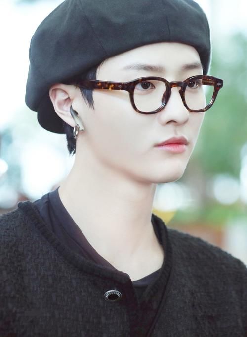  工作室|王一博生日当天开个人工作室？杜华祝福王一博，却草草应付曹承衍