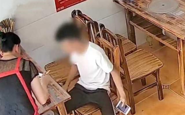  店里|牛肉粉里吃出苍蝇？小伙“狂吐”不止，索赔失败后，他拔腿跑了