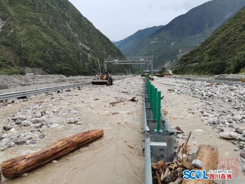  块石|视频直击都汶高速！泥石流后，断木、块石堆积路面