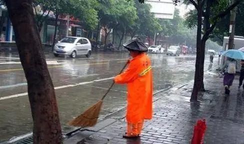 街面洗扫车|揭秘！环卫工清理卫生死角的“怪异”设备，都是啥高科技？