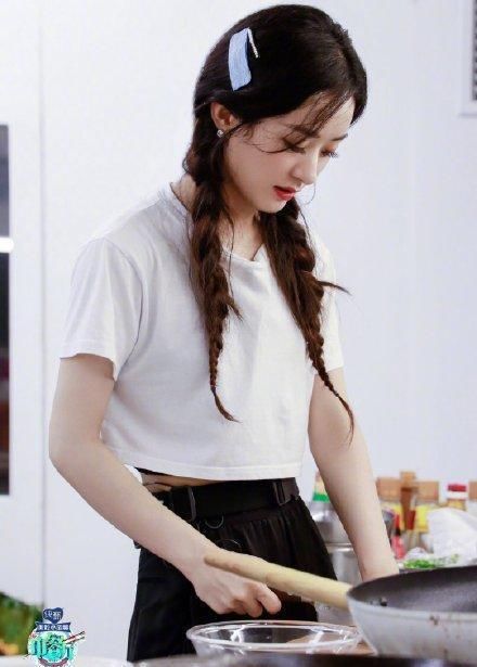 赵丽颖|没有感情的机器人!赵丽颖切肉切到手抖,穿厨师服秒变五星级大厨