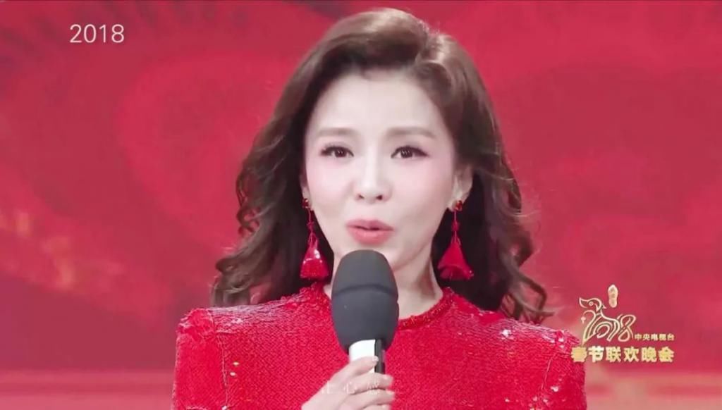  嘴里面|央视主持人朱迅身体告急？一天录制17场节目，《星光大道》上台需被助理搀扶？