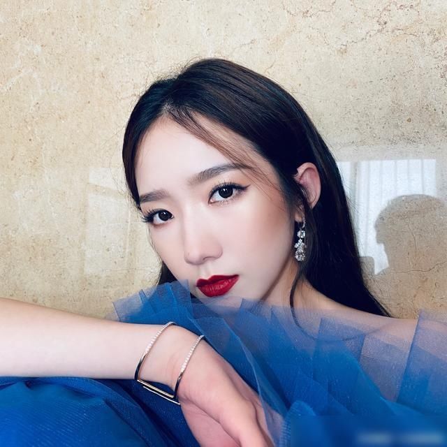  组合|火箭少女解散之后孟美岐的造型好看了，solo舞台也更多了