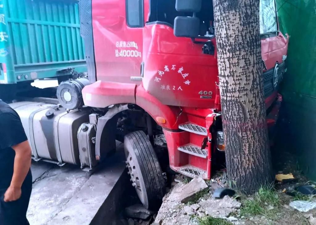 大型车|怕死兰!井陉一地车辆猛烈相撞……