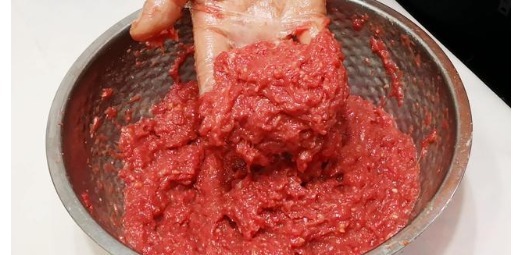  饺子馅|拌饺子馅时，先放盐还是油？大厨教你小秘诀，饺子更好吃，更入味