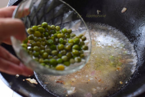  煮汤|豌豆加洋葱也能煮汤，咸鲜开胃，早餐喝全家人都喜欢