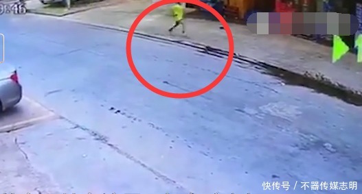  持刀男子|送货时听到“救命”，快递员停车将女孩护身后，不料被人持刀砍伤