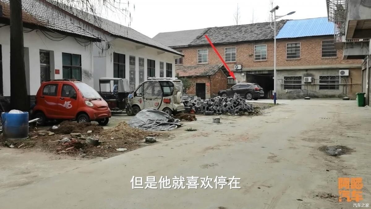 邻居|农村大爷家屡次被邻居停车堵门，看看大爷的做法，引发极度舒适