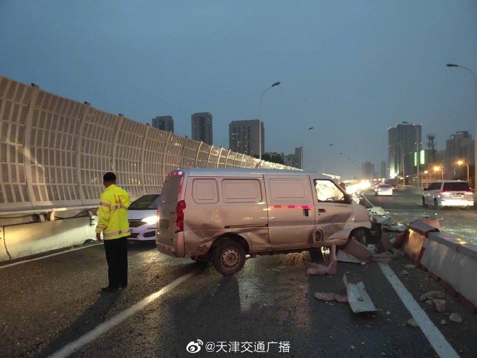  天津|天津 一面包车躲避别车撞水马