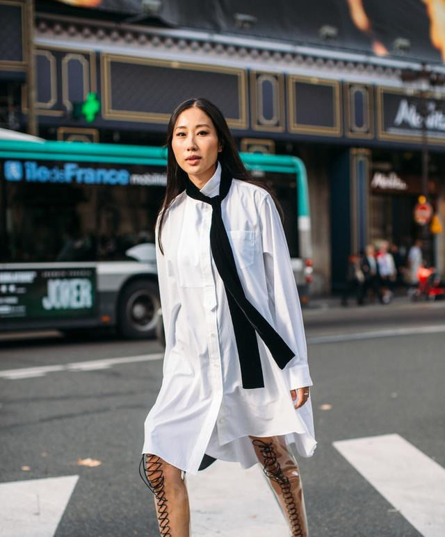  气场|衬衫裙咋能穿得时尚有型？拥有两件装饰就够了，可盐可甜气场足