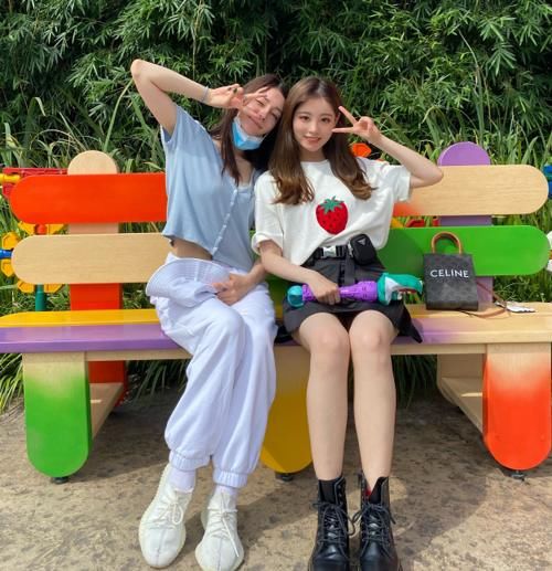  对比|同样是在游乐园拍照留念，看到娜扎和热巴的对比图，两人终于分出了高低