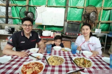 霍中曦|霍启刚带长女坐地铁并深情表白，霍中妍秀地铁卡绿色出行笑眼弯弯