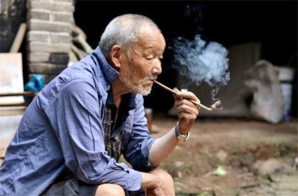 山东|18年前，山东老人因女儿拒绝给弟弟买房怒下杀手，受审时说：不后悔