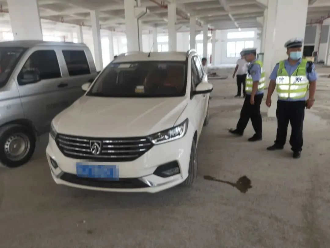  交警|8个月违法57次，记257分！“违法王”的驾驶证状态让交警傻眼