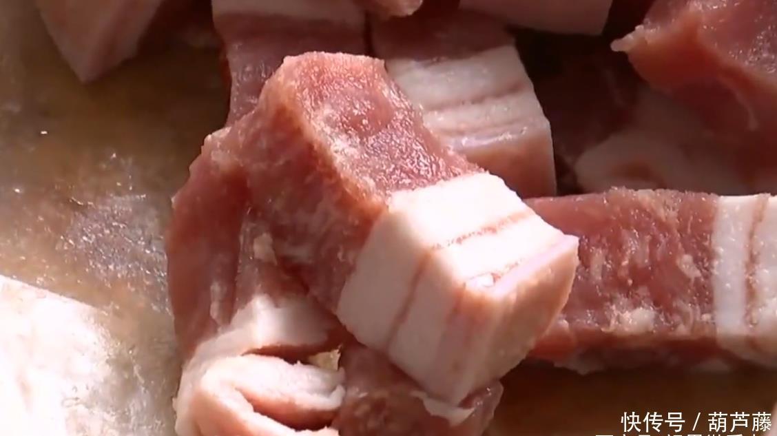 收到|杭州一男子在拼多多上买五花肉，收到感觉像人造肉？皮一撕就掉！