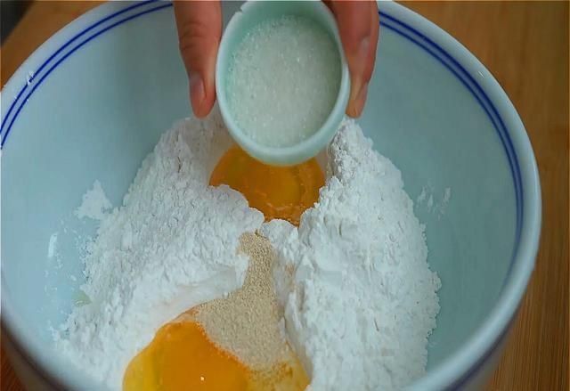 家常|入夏后，我家常做这面食，不揉面，不擀面，香甜松软有营养