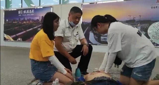  路过|男子在常德火车站突然晕厥，路过的两名医学生施救无效后痛哭：如果能到的更早一点就好了