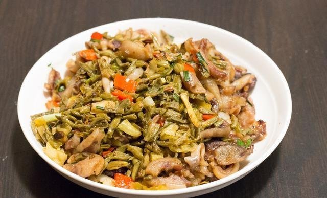 吃饭|周末亲戚来家里吃饭,弟媳下厨做了11道菜,大伙吃了一锅米饭