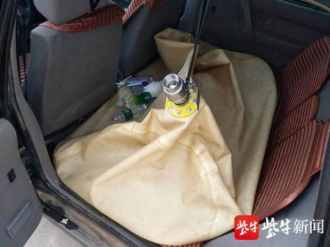 装有|轿车后座放了一个袋子，里面装有50余升汽油，想干嘛？